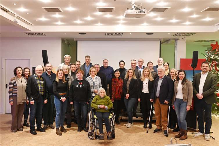 Gemeinsam für die Zukunft von Bad Neuenahr-Ahrweiler: Projektbeteiligte des Kurortentwicklungskonzepts bei der Ergebnispräsentation in der Kleinen Bühne im Kurpark. Foto: Hans-Jürgen Vollrath