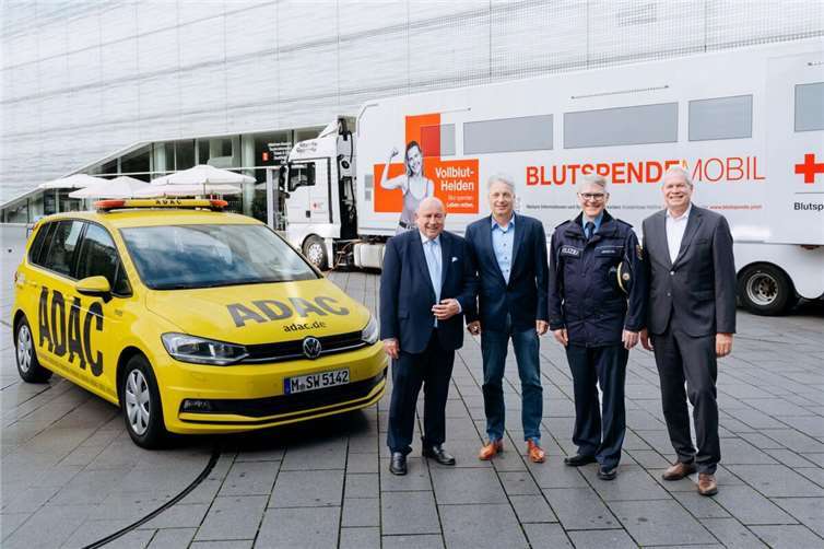 Gemeinsam für die gute Sache (v. l.): Martin Maser (Geschäftsführer des DRK-Kreisverbands Koblenz), Curt Beckmann (Geschäftsführer des ADAC Mittelrhein), Björn Neureuter (Leiter der Polizeidirektion Koblenz) und Leo Biewer (Präsident des DRK Koblenz). 