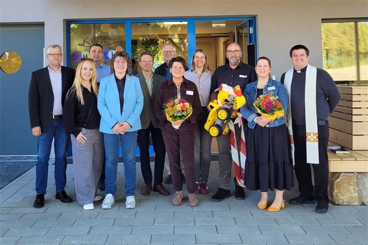 Gemeinsam für die neue Kita St. Martin: Die an Planung, Bau und Umsetzung Beteiligten freuen sich über die gelungene Fertigstellung des Anbaus.