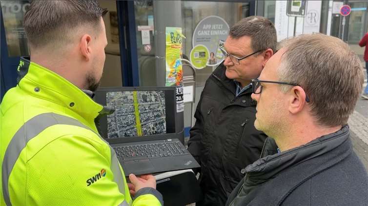 Gemeinsam für eine vernetzte Innenstadt: Calvin Herpel von den SWN (links) präsentiert Oberbürgermeister Jan Einig (Mitte) und Stefan Herschbach (rechts), Geschäftsführer SWN, den ersten Standort des neuen kostenlosen WLANs.  Foto: Melanie Lange