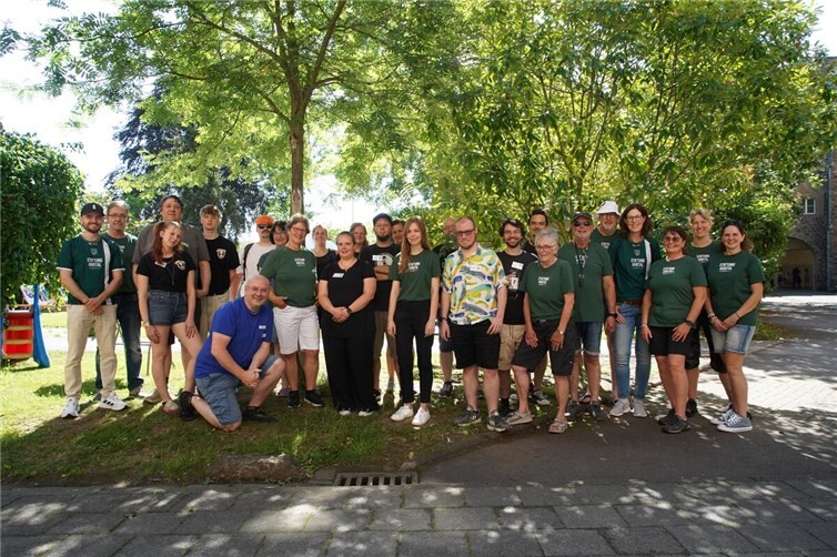 Gemeinsam für gelungene Spieletage: Ehrenamtliche der Stiftung Ahrtal, das Team des Brettspielhelds und zahlreiche Spieleerklärer sorgten für ein Wochenende voller Spiel, Spaß und Begegnung.