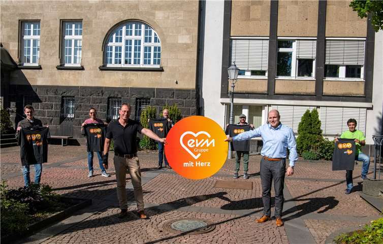 Gemeinsam für in Mendig und Umgebung: Bürgermeister Jörg Lempertz bei der Spendenübergabe mit Vertretern der Aktion „Nachbarn in Not“ und der evm-Gruppe.Foto: evm/Seydel.