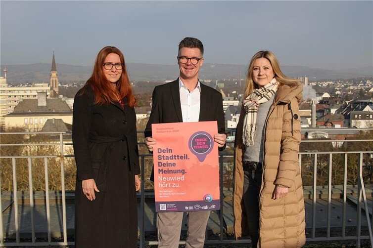 Gemeinsam für mehr Beteiligung: Bürgermeister Peter Jung, Sonja Jensen (links) und Eva Falkenburg stellen das neue Projekt „Check dein Viertel“ vor und machen Kinder und Jugendliche zu Experten für ihre Stadtteile. Sie versprechen: „Wir hören zu!“  Foto: Stadt Neuwied / Felix Banaski