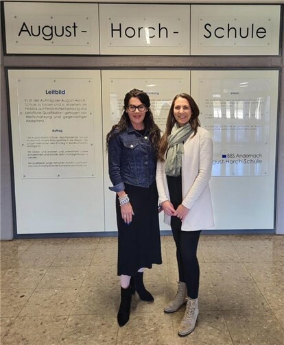 Gemeinsam für mehr Medienkompetenz und -resilienz: Rebecca Strittmatter, Lehrkraft und Inklusionsbeauftragte der BBS Andernach, und Angela Nachtsheim, Mediendozentin im PIKSL Labor (v.l.), haben eine enge Kooperation im Bereich der Medienbildung vereinbart. Foto: privat