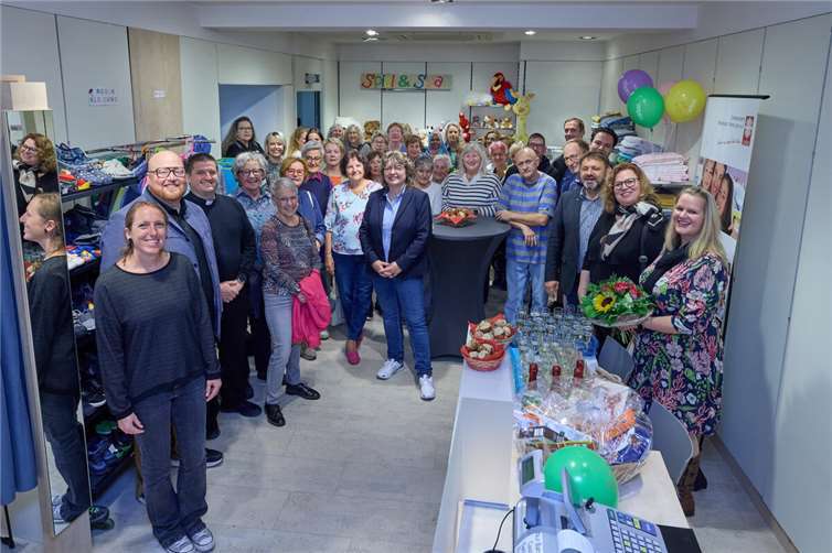 Gemeinsam gefeiert: Die Caritas-Verantwortlichen, Gäste und zahlreiche Ehrenamtliche bei der Eröffnung des neuen Anziehpunkts in der Kirchstraße in Montabaur.  Foto: Caritasverband WWRL/Olaf Nitz