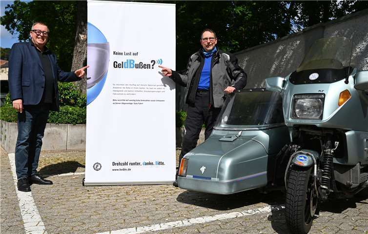 Gemeinsam gegen Motorradlärm: Landrat Dr. Jürgen Pföhler und Michael Lenzen, Vorsitzender des Bundesverbands der Motorradfahrer (r.), wollen mit Plakaten auf das Problem aufmerksam machen.Foto: Kreisverwaltung Ahrweiler / Ralf Schuhmann