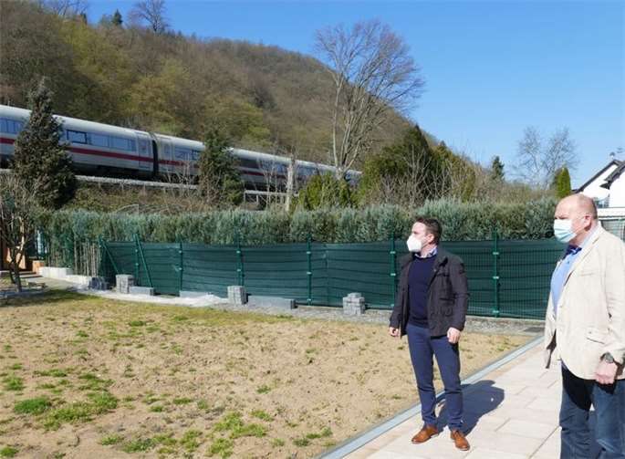 Gemeinsam gegen den Bahnlärm in der Verbandsgemeinde Bad Breisig. Bürgermeister Marcel Caspers und Rolf Papen, Vorsitzender der Bürgerinitiative „WIR gegen Bahnlärm in der VG Weißenthurm e.V.“, machen sich an einer kritischen Stelle in der Nordstraße bei betroffenen Einwohnern in Bad Breisig ein persönliches Bild vor Ort.Foto: Verbandsgemeinde Bad Breisig