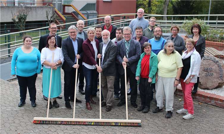 „Gemeinsam geht es besser!“: Geschäftsleitung und Mitarbeiter beider Unternehmen freuen sich auf die zukünftige Kooperation. Privat