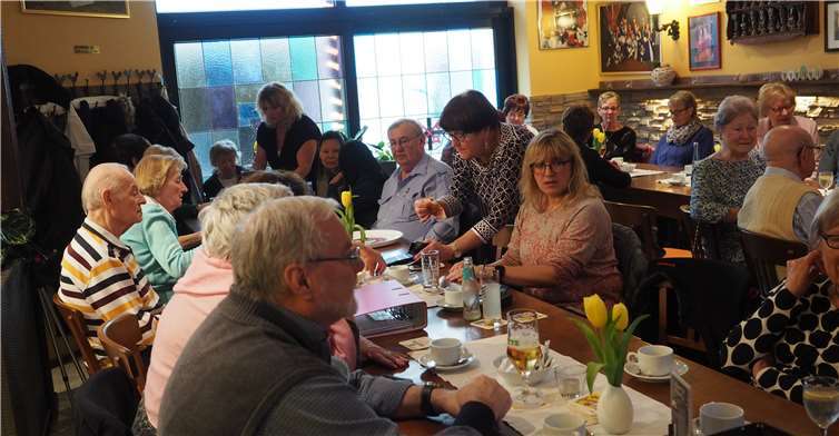 Gemeinsam genießen die Mitglieder gestifteten Kuchen und Kaffee. Foto: privat