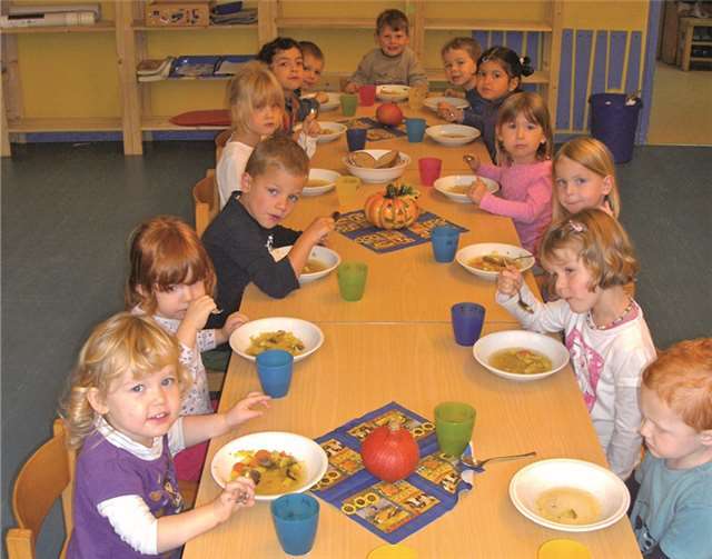 Gemeinsam gestalteten die Kinder einen schönen „Ernte-Tisch“. privat