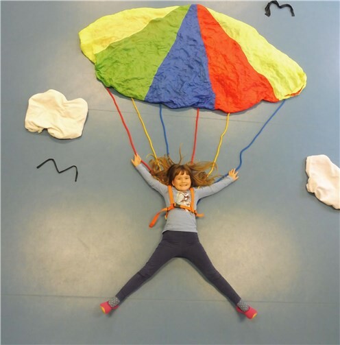 Gemeinsam gestalteten die Kinder liegende Bilder, zum Beispiel die Fallschirmspringerin.