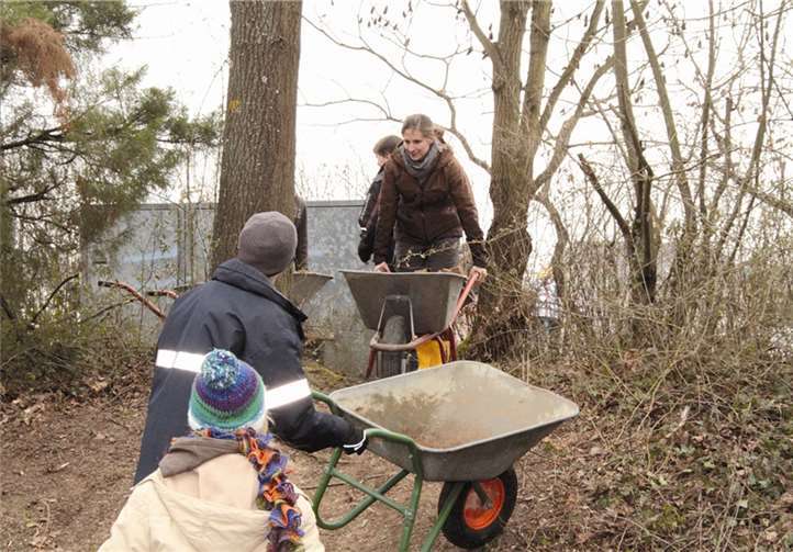Gemeinsam gestalteten sich die Jugendlichen ihren eigenen Strand.