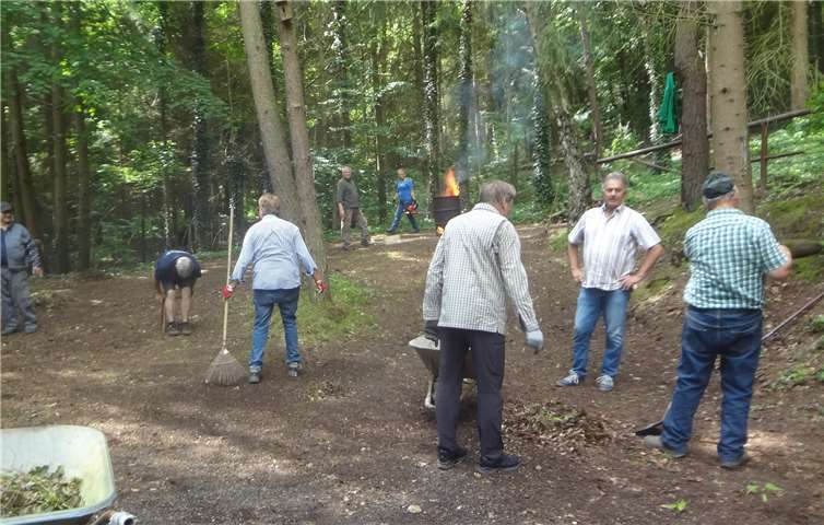 Gemeinsam ging die Arbeit schnell von der Hand und man konnte zum gemütlichen Teil des Tages übergehen. Foto: privat