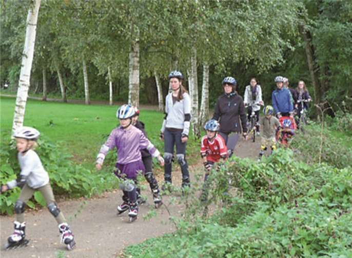 Gemeinsam ging es durch die grüne Landschaft.