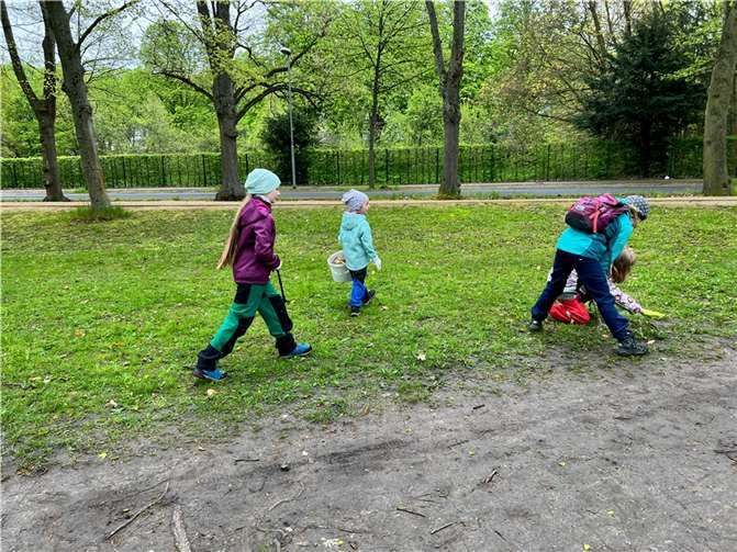 Gemeinsam ging es mit Müllzangen und Eimern los.  Fotos: Eifel- und Heimatverein Rheinbach