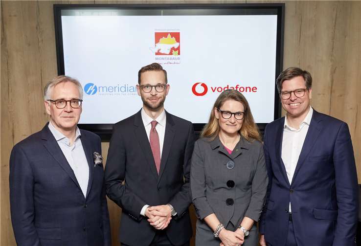Gemeinsam haben sie das Projekt Glasfaserausbau in der VG Montabaur gestartet (v.l.): Rolf-Peter Scharfe von Vodafone, Bürgermeister Ulrich Richter-Hopprich, Dr. Beate Rickert und Stephan Wehrmann (Geschäftsführer der neu gegründeten Firma Glasfaser Montabaur). Foto: Glasfaser Montabaur GmbH & Co.KG / Olaf Nitz