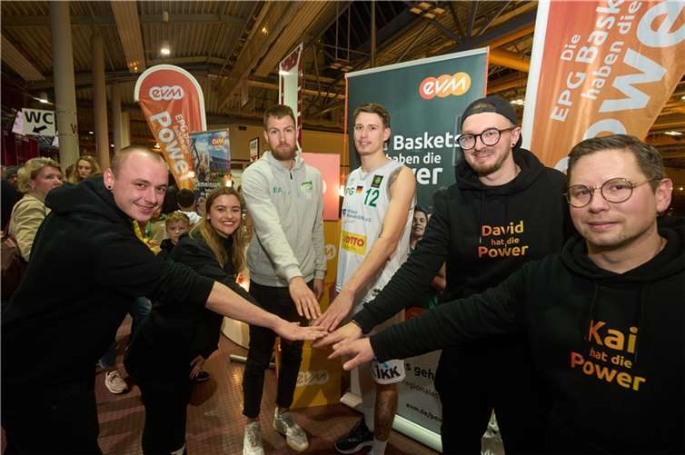 Gemeinsam haben sie die Power (von links): Esra Schramm und Marie-Florence Metzger (evm) mit den Spielern Rytis Pipiras und Niclas Sperber von den EPG Baskets sowie David Hück-Reudelsdorf und Kai Hück (evm).  Foto: Thomas Frey/evm.