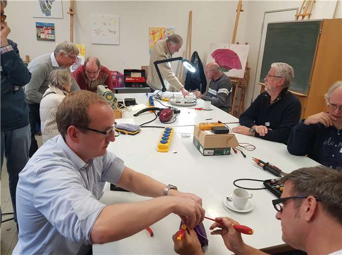 Gemeinsam half man sich bei diversen Reparaturen.privat