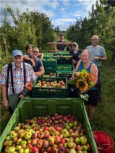 Gemeinsam hat die Gruppe auch bereits ca. 200 Liter Apfelsaft gemacht.  Foto: privat
