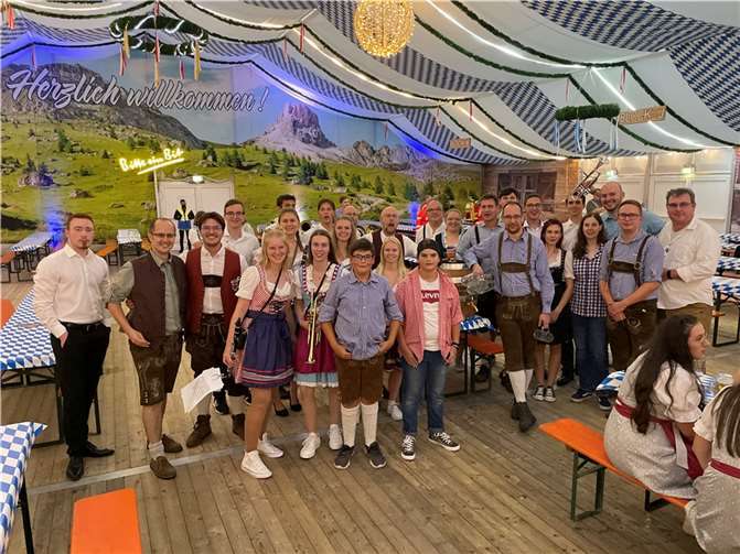 Gemeinsam hatten der Musikverein und der Fanfarenzug eine tolle Zeit auf dem Oktoberfest.  Foto: privat