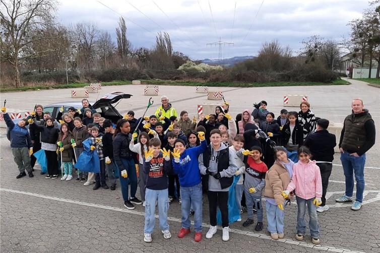 Gemeinsam im Einsatz: Die Schüler*innen der BILA Sinzig zeigen mit Handschuhen, Greifzangen und Müllsäcken ihr Engagement für ein sauberes Bildungsviertel entlang der Ahr.