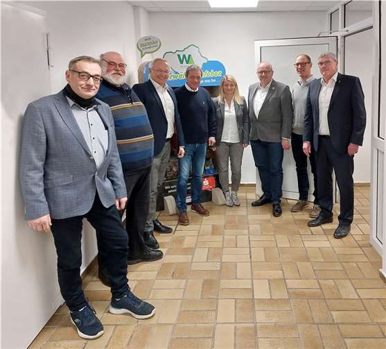Gemeinsam im Gespräch über die das Wildtiermanagement die Landräte und die Vertreter der Bauernverbände (v.l.n.r.): Josef Schwan (Vorsitzender Kreis Altenkirchen), Ulrich Schreiber (Vorsitzender Kreis Neuwied), Achim Hallerbach (Landrat Kreis Neuwied), Achim Schwickert (Landrat Westerwaldkreis), Sandra Köster (Vorständin Wir Westerwälder), Dr. Peter Enders (Landrat Kreis Altenkirchen), Markus Mille (Geschäftsführer) und Sebastian Schuster (Landrat Rhein-Sieg-Kreis).  Foto: privat
