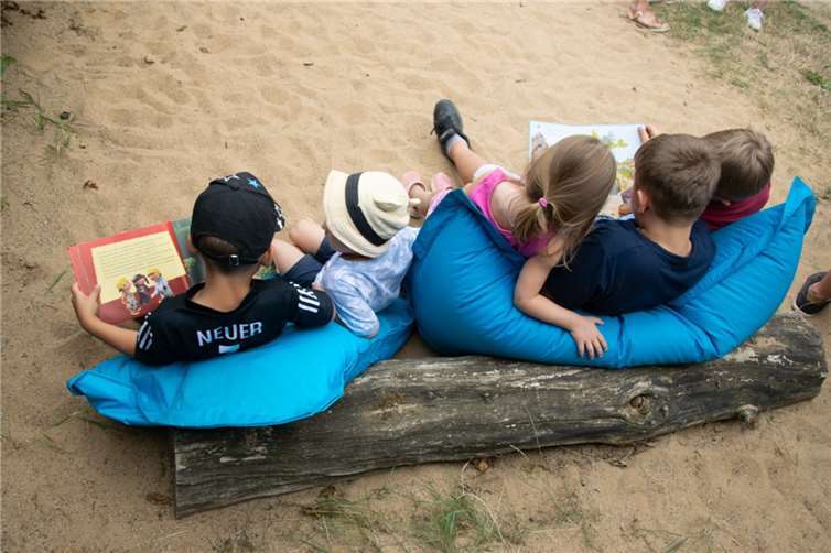 Gemeinsam im Lesegarten Bücher entdecken  Foto: Studierendenwerk Bonn