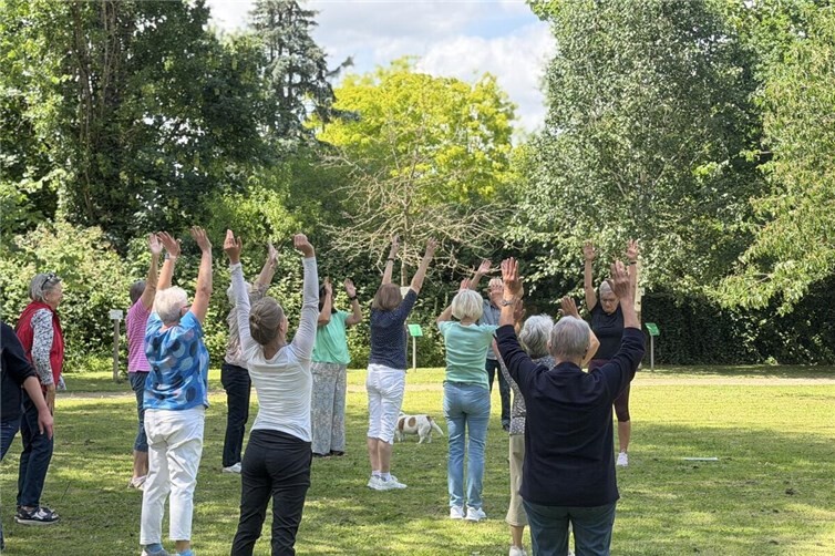 Gemeinsam in Bewegung. Das Qigong-Angebot unter freiem Himmel wurde von vielen Gästen gerne angenommen. 