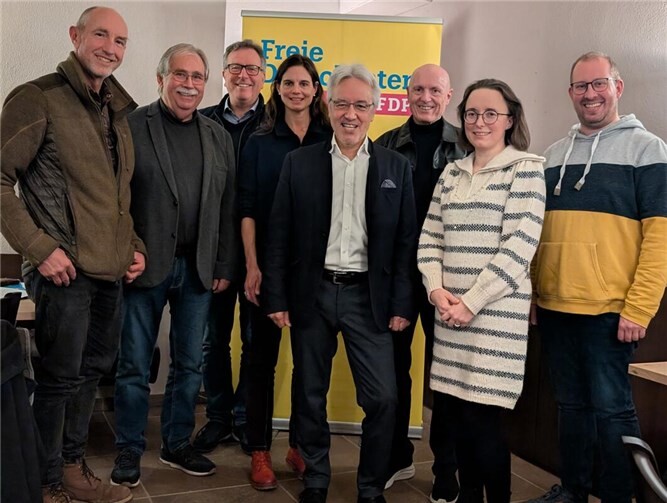 Gemeinsam in den Wahlkampf: Peter Tsao-Adolphs (4. von rechts) wurde zum Landtagskandidaten für den Wahlkreis 13 gewählt, er wird unterstützt von (von links) Dominik Graf Spee (Mitglied im Kreistag und im Stadtrat Sinzig), Volker Thormann (Beigeordneter in Sinzig), Fritz Peter Steinhausen, Christina Steinhausen (stellvertretende FDP-Kreisvorsitzender und kreisbeigeordnete), Ulrich van Bebber (FDP-Kreisvorsitzender), Oxana Iose (Vorsitzende der FDP-Remagen), David Jacobs (Vorsitzender der FDP-Bad Neuenahr-Ahrweiler). Foto: Luisa Steinhausen