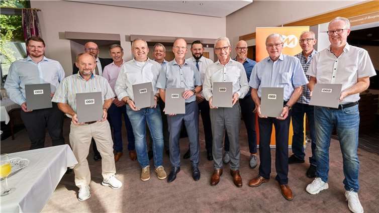 Gemeinsam in die Zukunft: Bürgermeister Michael Thiesen zusammen mit evm-Vorstandsvorsitzendem Josef Rönz und Vertretern der Stadt Höhr-Grenzhausen und der evm-Gruppe bei der Vertragsunterzeichnung.  Foto: evm/Sascha Ditscher.