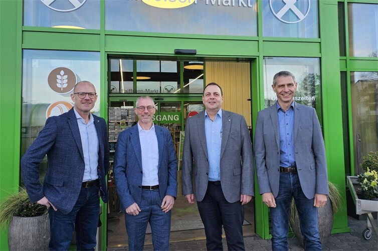 Gemeinsam in die Zukunft: Von links nach rechts: Thomas Monreal (Raiffeisen Rhein-Ahr-Eifel), Matthias Herfurth (ehem. Raiffeisen-Markt Maifeld GmbH), Harald Hörsch (ehem. Raiffeisen-Markt Maifeld GmbH) und Werner Aßmann (Raiffeisen Rhein-Ahr-Eifel). 