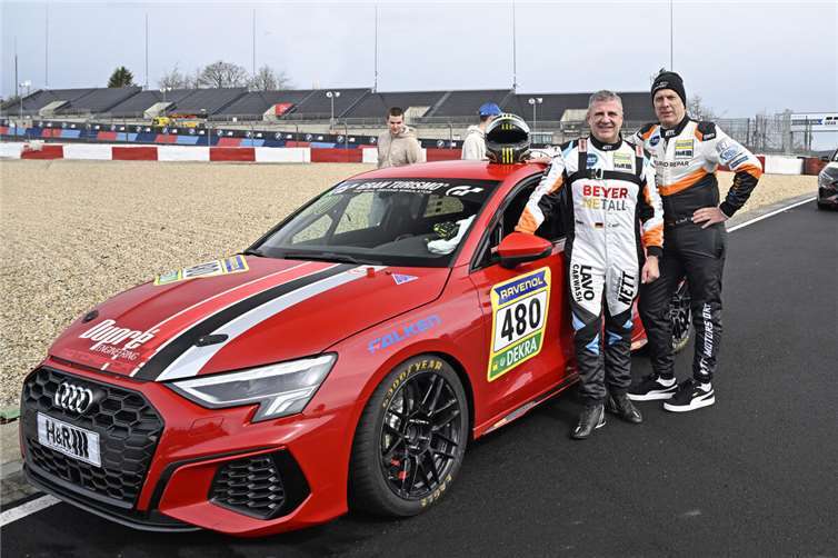 Gemeinsam in einem Audi absolvierten Joachim und Jürgen Nett das erste Rennen in der 49. Saison der Nürburgring Langstrecken-Serie.