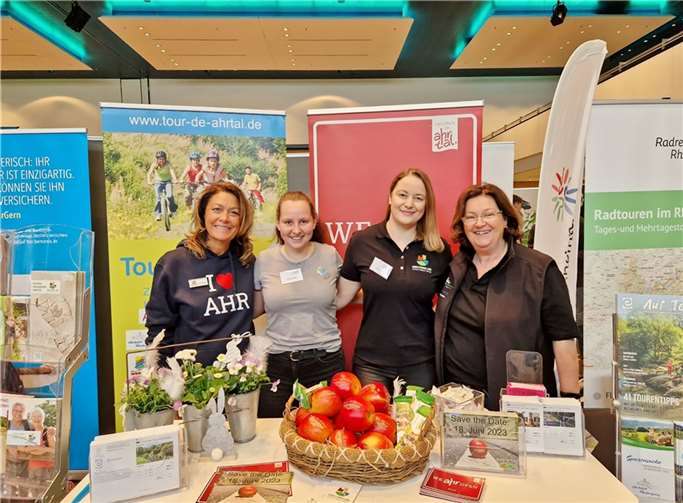 Gemeinsam informierten (v.li.) Ulla Dismon von der Mittelahr-Touristik, Hanna Hellendahl von der Gemeinde Blankenheim, Esther Erharter von der Touristik GmbH Gerolsteiner Land und Marion Wamig von der Tourist-Information Hocheifel-Nürburgring auf der Siegburger ADFC Radtouristikmesse über die diesjährige Tour de Ahrtal und über weitere Radfahrmöglichkeiten in den jeweiligen Regionen.  Foto: Esther Erharter