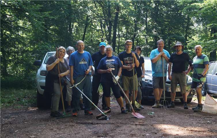 Gemeinsam konnte die Freie Wählergruppe etlichen Müll und Unkraut beseitigen. privat