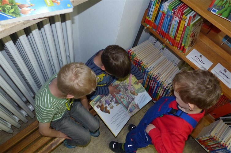 Gemeinsam konnten die Kinder in den Büchern blättern und sich die Geschichten anschauen.