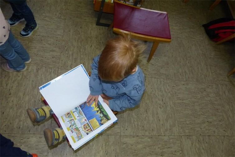 Gemeinsam konnten die Kinder in den Büchern blättern und sich die Geschichten anschauen.