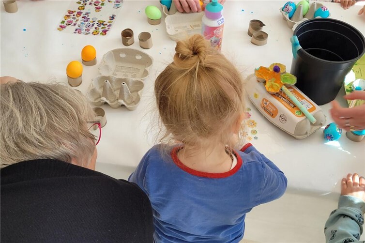 Gemeinsam kreativ: Beim Ostereierfärben und Basteln in der Kita Regenbogenland entstanden mit viel Fantasie bunte Kunstwerke aus Eiern und Eierkartons.