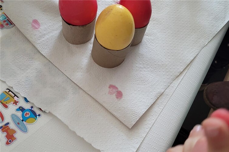 Gemeinsam kreativ: Beim Ostereierfärben und Basteln in der Kita Regenbogenland entstanden mit viel Fantasie bunte Kunstwerke aus Eiern und Eierkartons.