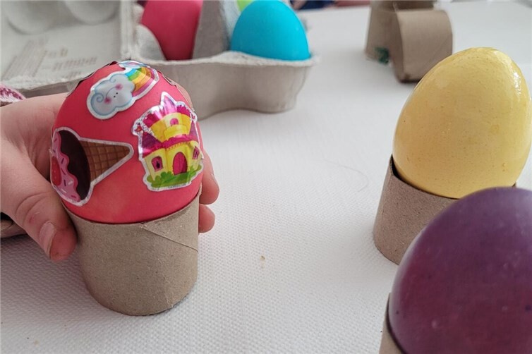 Gemeinsam kreativ: Beim Ostereierfärben und Basteln in der Kita Regenbogenland entstanden mit viel Fantasie bunte Kunstwerke aus Eiern und Eierkartons.