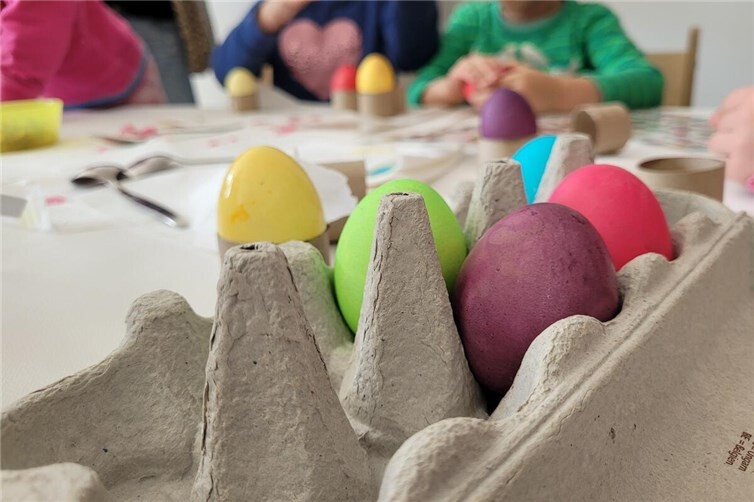 Gemeinsam kreativ: Beim Ostereierfärben und Basteln in der Kita Regenbogenland entstanden mit viel Fantasie bunte Kunstwerke aus Eiern und Eierkartons.