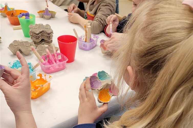 Gemeinsam kreativ: Beim Ostereierfärben und Basteln in der Kita Regenbogenland e...