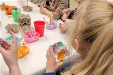 Gemeinsam kreativ: Beim Ostereierfärben und Basteln in der Kita Regenbogenland entstanden mit viel Fantasie bunte Kunstwerke aus Eiern und Eierkartons.