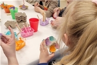 Gemeinsam kreativ: Beim Ostereierfärben und Basteln in der Kita Regenbogenland e...