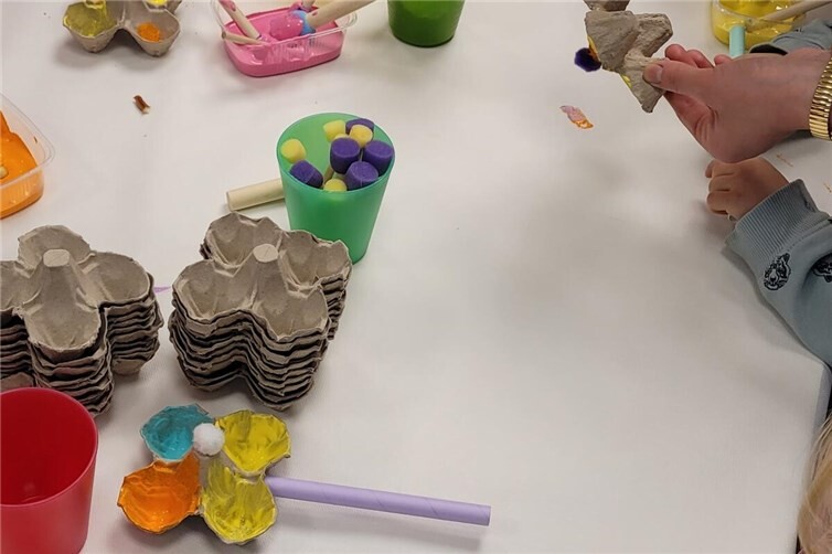 Gemeinsam kreativ: Beim Ostereierfärben und Basteln in der Kita Regenbogenland e...