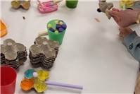 Gemeinsam kreativ: Beim Ostereierfärben und Basteln in der Kita Regenbogenland e...