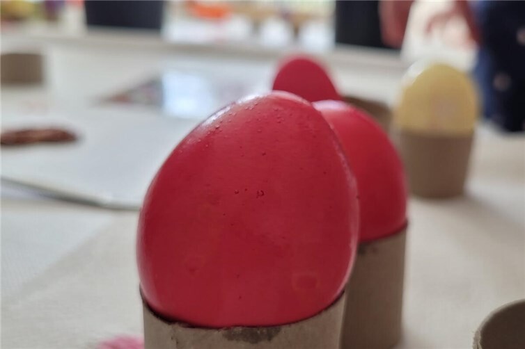 Gemeinsam kreativ: Beim Ostereierfärben und Basteln in der Kita Regenbogenland e...