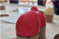 Gemeinsam kreativ: Beim Ostereierfärben und Basteln in der Kita Regenbogenland e...