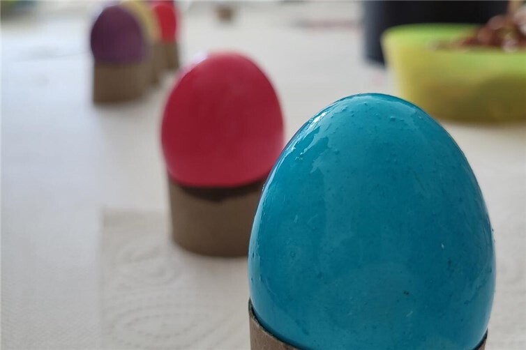 Gemeinsam kreativ: Beim Ostereierfärben und Basteln in der Kita Regenbogenland e...