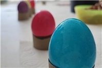 Gemeinsam kreativ: Beim Ostereierfärben und Basteln in der Kita Regenbogenland e...