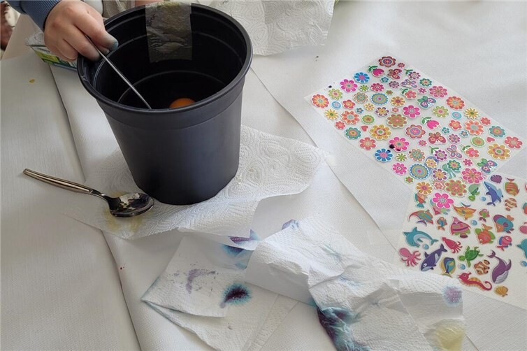 Gemeinsam kreativ: Beim Ostereierfärben und Basteln in der Kita Regenbogenland e...